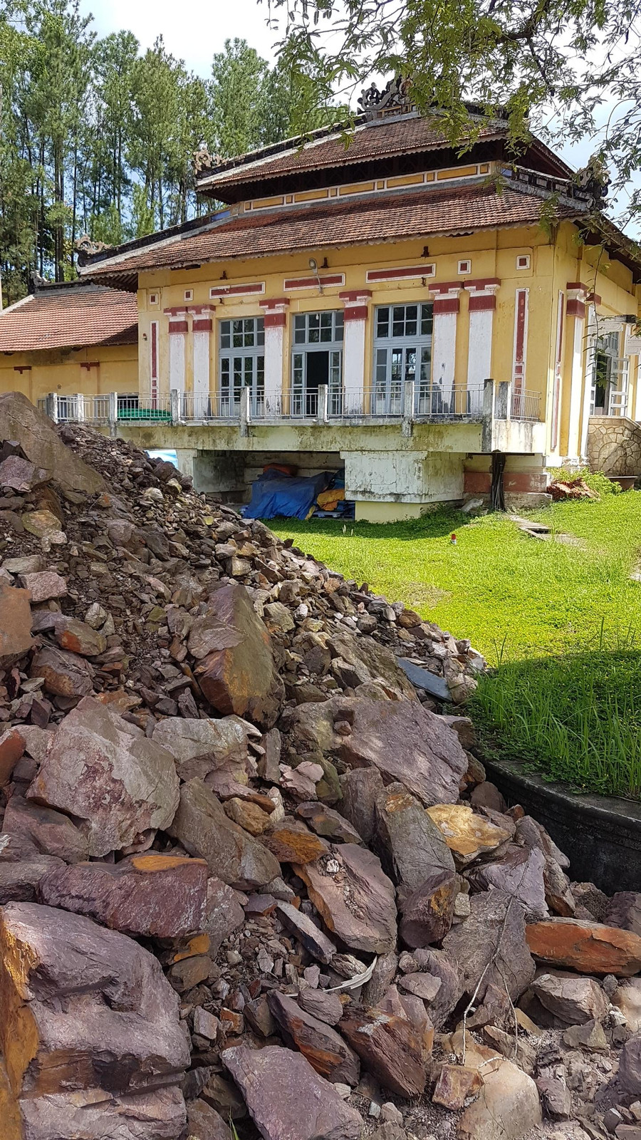 Đất đá để sát ngay trụ sở nhà máy nước Vạn Niên cũ - công trình lịch sử thời kỳ Pháp thuộc để lại. Đất đá để sát ngay trụ sở nhà máy nước Vạn Niên cũ - công trình lịch sử thời kỳ Pháp thuộc để lại.