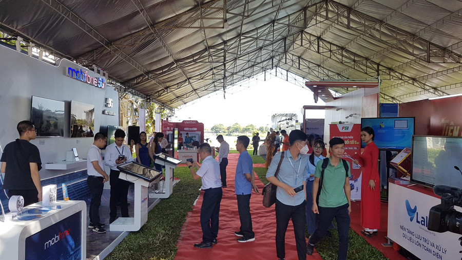 Khách mời tham quan các gian hàng công nghệ, di động, viễn thông đặt tại khách sạn Century, đường Lê Lợi, TP Huế. Khách mời tham quan các gian hàng công nghệ, di động, viễn thông đặt tại khách sạn Century, đường Lê Lợi, TP Huế.