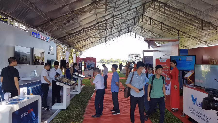 Khách mời tham quan các gian hàng công nghệ, di động, viễn thông đặt tại khách sạn Century, đường Lê Lợi, TP Huế.