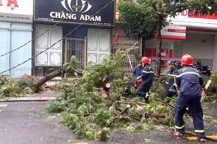 Lực lượng Cảnh sát Phòng cháy chữa cháy và Cứu nạn cứu hộ Công an tỉnh Thừa Thiên - Huế dọn cây xanh bị gãy đổ chắn ngang các đường ở TP Huế. Lực lượng Cảnh sát Phòng cháy chữa cháy và Cứu nạn cứu hộ Công an tỉnh Thừa Thiên - Huế dọn cây xanh bị gãy đổ chắn ngang các đường ở TP Huế.
