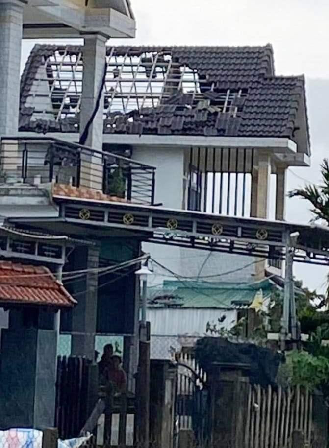 Mái ngói 1 nhà kiên cố tại phường Hương An, TP Huế bị thổi tung. Mái ngói 1 nhà kiên cố tại phường Hương An, TP Huế bị thổi tung.