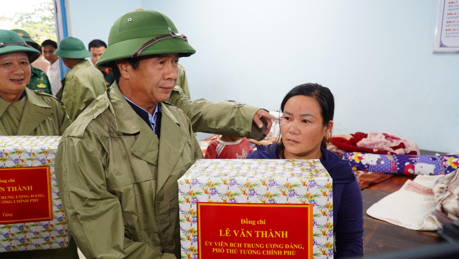 Phó Thủ tướng Lê Văn Thành tặng quà tới một số hộ dân có gia cảnh khó khăn trong bão. Phó Thủ tướng Lê Văn Thành tặng quà tới một số hộ dân có gia cảnh khó khăn trong bão.