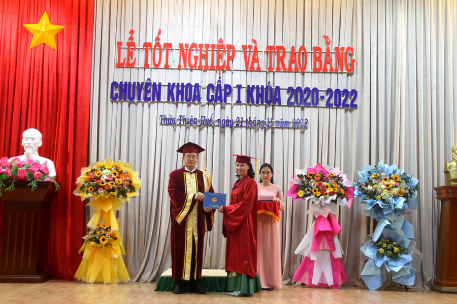 GS.TS. Nguyễn Vũ Quốc Huy - Hiệu trưởng Trường Đại học Y Dược - Đại học Huế trao bằng cho các học viên. GS.TS. Nguyễn Vũ Quốc Huy - Hiệu trưởng Trường Đại học Y Dược - Đại học Huế trao bằng cho các học viên.