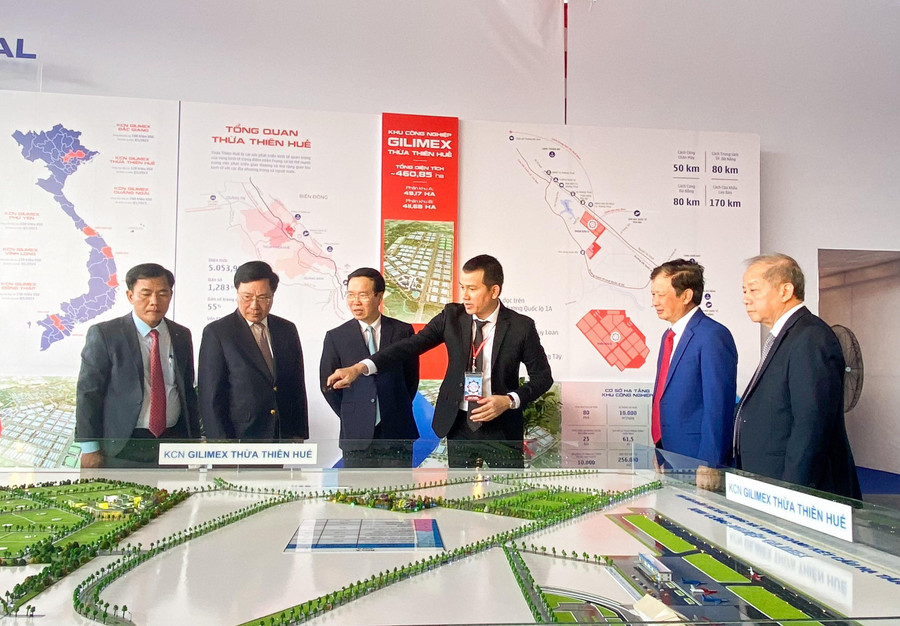Ông Võ Văn Thưởng - Ủy viên Bộ Chính trị - Thường trực Ban Bí thư Trung ương Đảng (thứ 3 từ trái qua); ông Phạm Bình Minh - Phó Thủ tướng Thường trực Chính phủ (thứ 2 từ trái qua) cùng lãnh đạo tỉnh tham quan mô hình Khu Công nghiệp Gilimex. Ông Võ Văn Thưởng - Ủy viên Bộ Chính trị - Thường trực Ban Bí thư Trung ương Đảng (thứ 3 từ trái qua); ông Phạm Bình Minh - Phó Thủ tướng Thường trực Chính phủ (thứ 2 từ trái qua) cùng lãnh đạo tỉnh tham quan mô hình Khu Công nghiệp Gilimex.