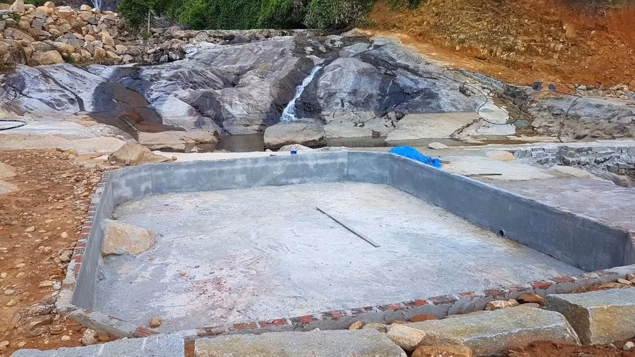 Một hồ nhân tạo được xây dựng.