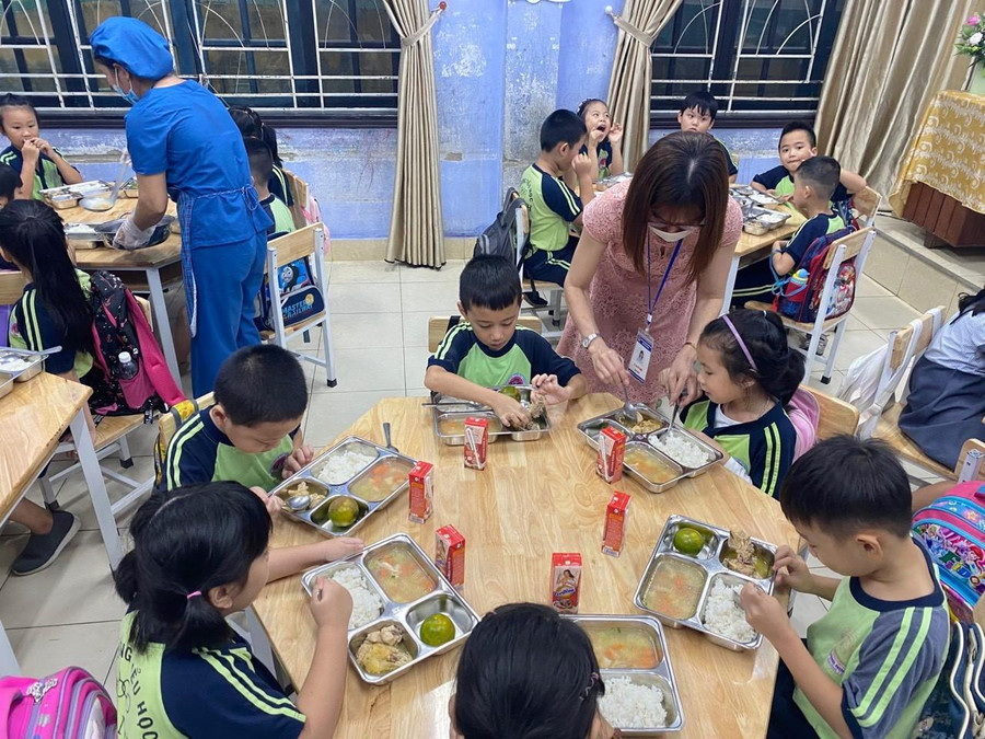 Nhiều ưu điểm của loại bàn 6 chỗ ngồi được áp dụng nhằm phát triển phẩm chất, năng lực của học sinh. Nhiều ưu điểm của loại bàn 6 chỗ ngồi được áp dụng nhằm phát triển phẩm chất, năng lực của học sinh.