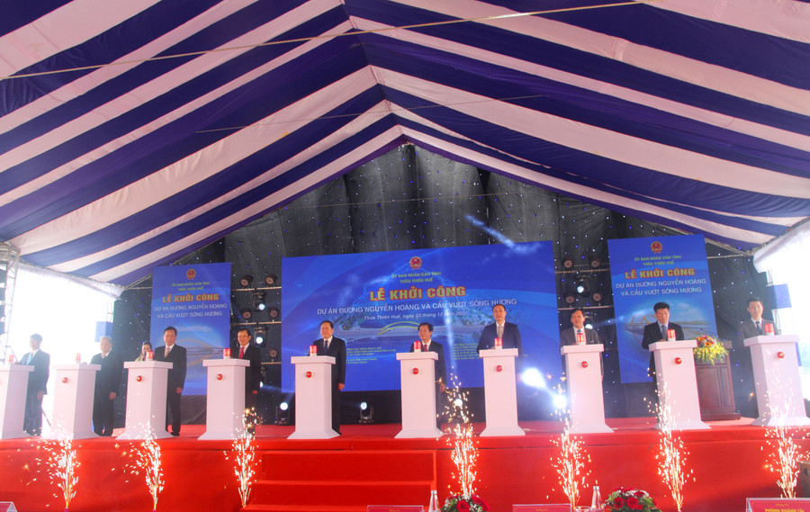 Các đại biểu bấm nút khởi công dự án quan trọng của tỉnh Thừa Thiên - Huế.