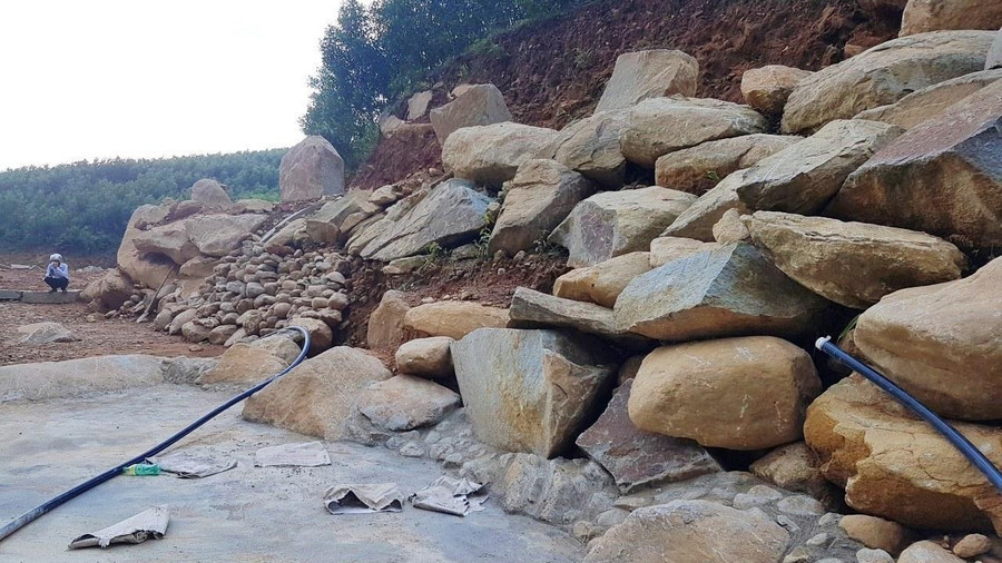 Nhiều khu vực thiên nhiên bị tác động lớn bởi sự coi thường pháp luật của chủ khu đất. Nhiều khu vực thiên nhiên bị tác động lớn bởi sự coi thường pháp luật của chủ khu đất.