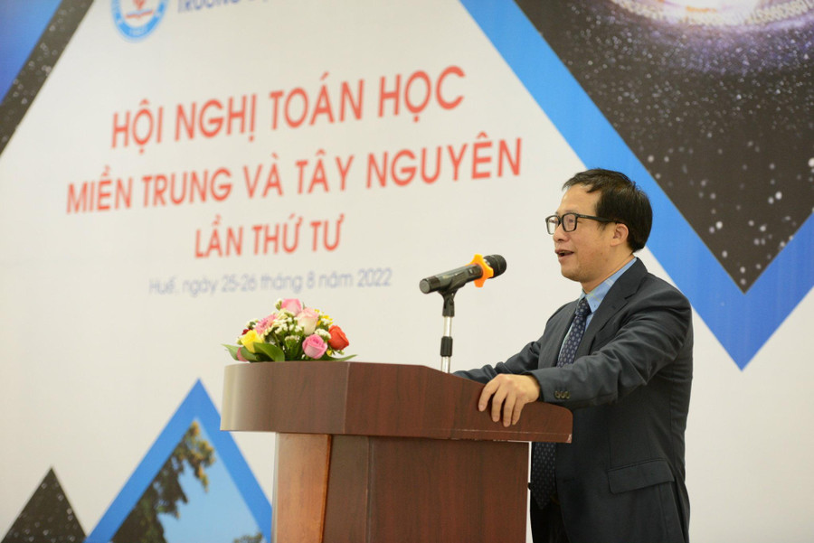 Giám đốc Đại học Huế - PGS.TS. Lê Anh Phương phát biểu chào mừng Hội nghị Toán học Miền Trung và Tây Nguyên lần thứ IV.