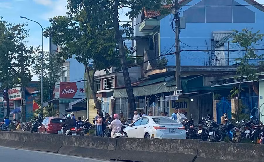 Nhiều người đến viếng thăm đám tang 4 mẹ con.