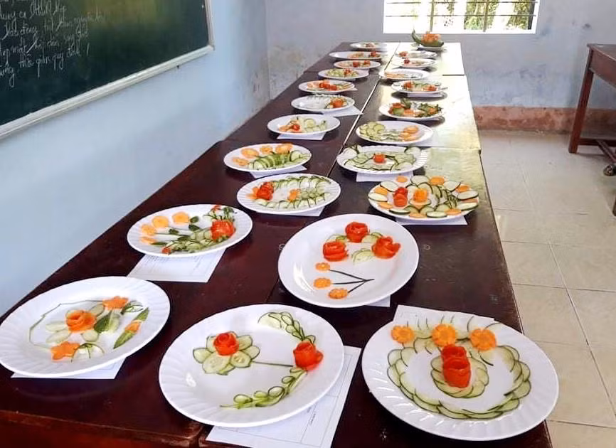 Cô giáo chấm điểm trên lớp sau bài học.