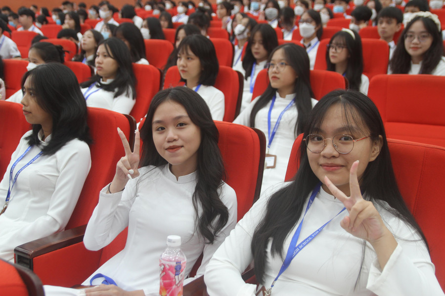 Các học sinh Trường THPT chuyên Khoa học Huế. Các học sinh Trường THPT chuyên Khoa học Huế.