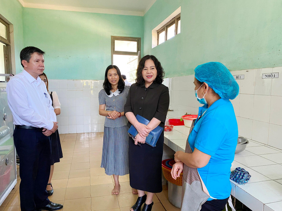 Thứ trưởng thăm bếp ăn Trường MN Hoa Phong Lan. Thứ trưởng thăm bếp ăn Trường MN Hoa Phong Lan.