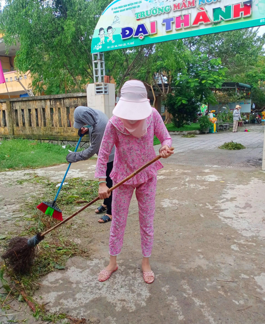 Dọn rác trước sân trường. Dọn rác trước sân trường.