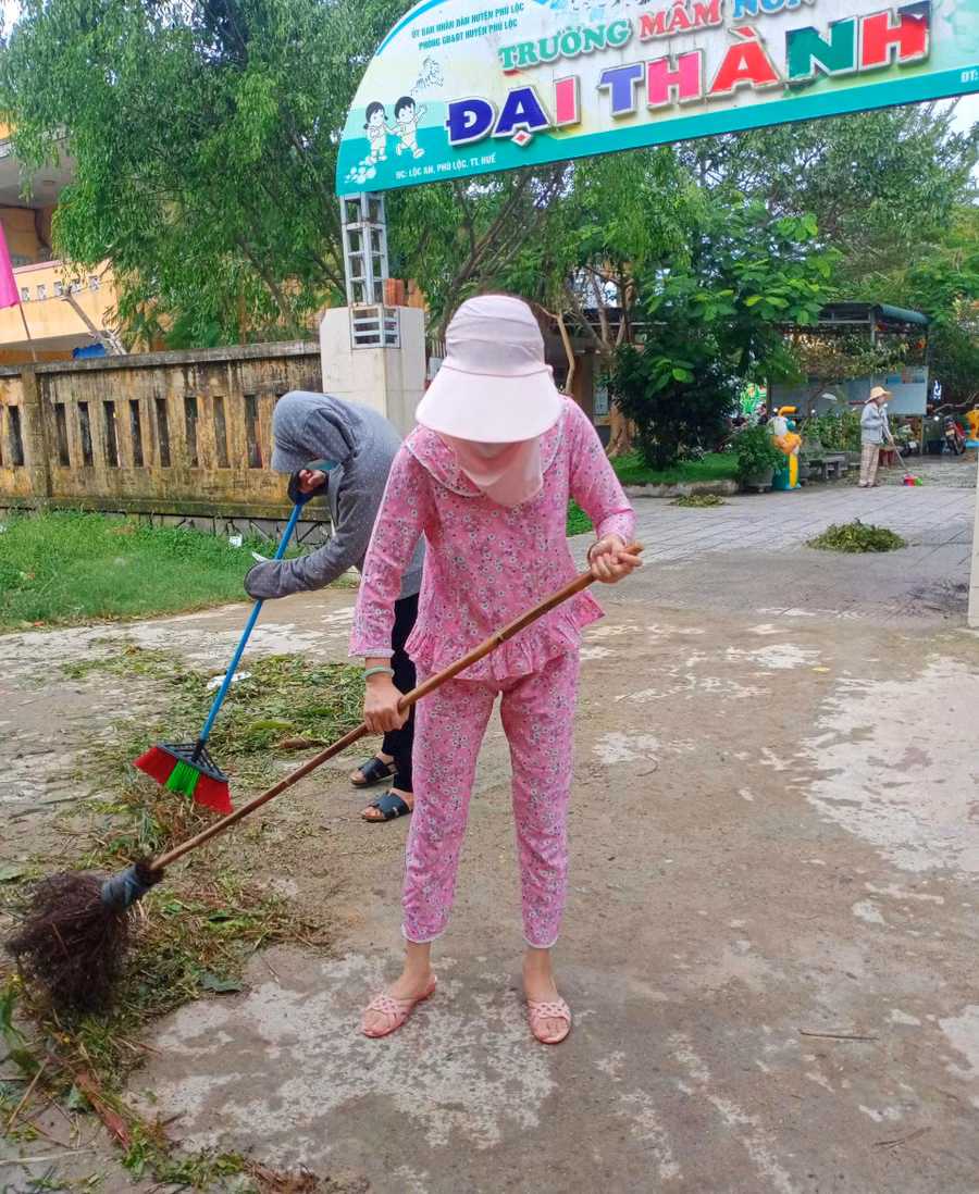 Dọn rác trước sân trường.