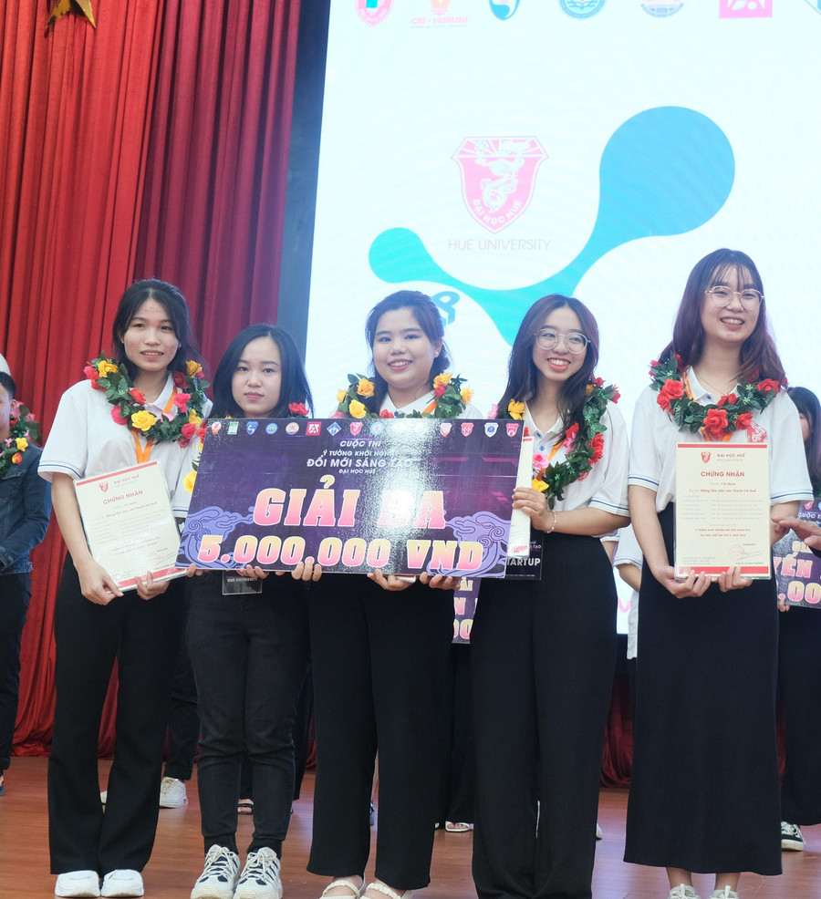 Giải Ba của nhóm VFA-GRI với đề tài Nền tảng công nghệ kết nối và phân phối nông sản Việt.