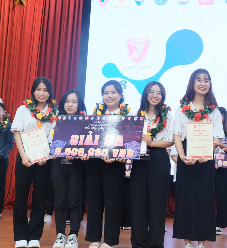 Giải Ba của nhóm VFA-GRI với đề tài Nền tảng công nghệ kết nối và phân phối nông sản Việt.