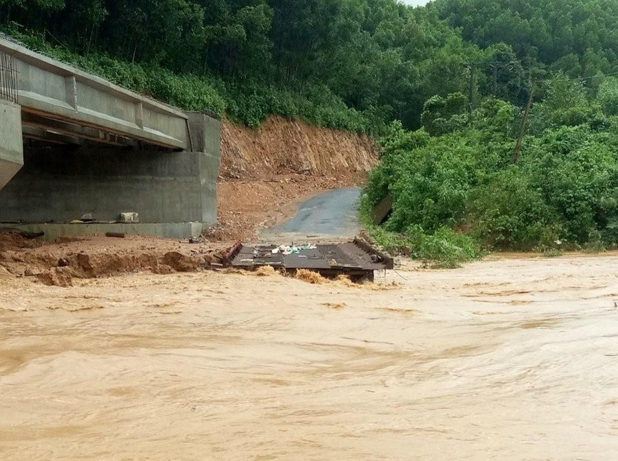 Cầu tạm bằng sắt nối thôn Thúc và thôn Cây Tăm bị nước cuốn trôi. Cầu tạm bằng sắt nối thôn Thúc và thôn Cây Tăm bị nước cuốn trôi.