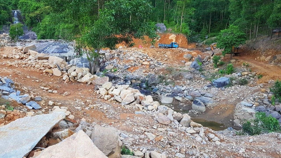 Dòng suối đã bị tác động thô bạo, chủ nhân đã đưa rất nhiều đá đến để nắn dòng hai bên bờ suối. Dòng suối đã bị tác động thô bạo, chủ nhân đã đưa rất nhiều đá đến để nắn dòng hai bên bờ suối.