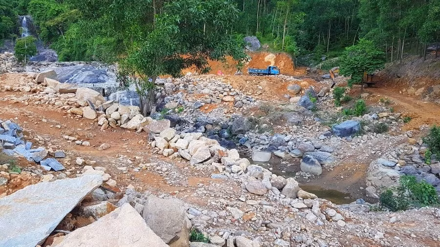 Dòng suối đã bị tác động thô bạo, chủ nhân đã đưa rất nhiều đá đến để nắn dòng hai bên bờ suối.