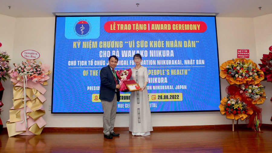 GS.TS. Phạm Như Hiệp - Giám đốc Bệnh viện Trung ương Huế thay mặt Bộ Y tế tặng Kỷ niệm chương &quot;Vì sức khỏe nhân dân&quot; cho bà Wakako Niikura - Chủ tịch Tổ chức Juridical Foundation Niikurakai Foundation Niikurakai, Nhật Bản (trong ảnh là cô Kazuyo Watanabe, Chủ tịch Liên đoàn Chăm sóc Trẻ em châu Á, Nhật Bản lên nhận thay).