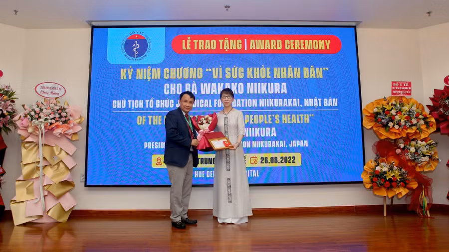 GS.TS. Phạm Như Hiệp - Giám đốc Bệnh viện Trung ương Huế thay mặt Bộ Y tế tặng Kỷ niệm chương "Vì sức khỏe nhân dân" cho bà Wakako Niikura - Chủ tịch Tổ chức Juridical Foundation Niikurakai Foundation Niikurakai, Nhật Bản (trong ảnh là cô Kazuyo Watanabe, Chủ tịch Liên đoàn Chăm sóc Trẻ em châu Á, Nhật Bản lên nhận thay).