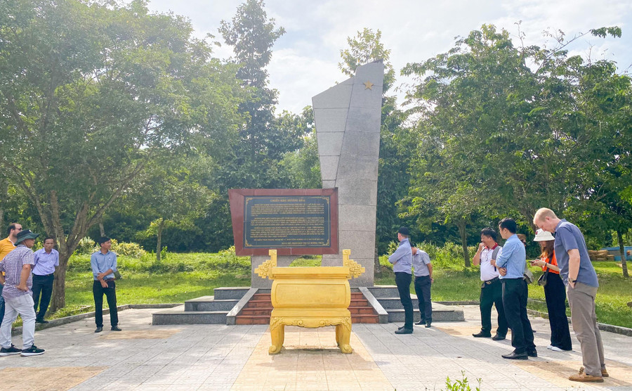 Đoàn khảo sát tại Bia tưởng niệm Chiến khu Dương Hòa. Đoàn khảo sát tại Bia tưởng niệm Chiến khu Dương Hòa.