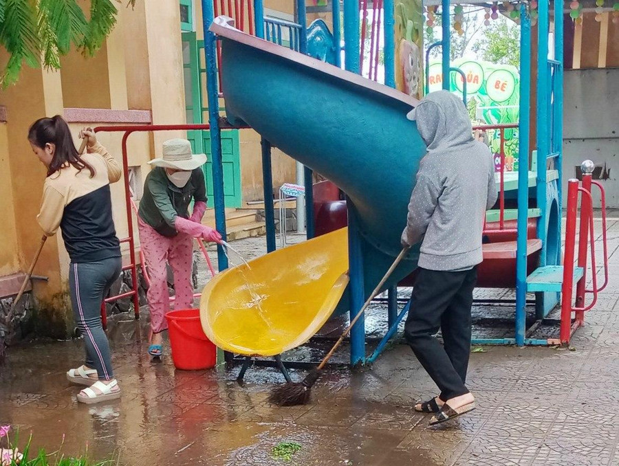 Công việc được tiến hành khẩn trương để kịp cho học sinh trở lại trường học tập đảm bảo vệ sinh vào ngày mai (29/9). Công việc được tiến hành khẩn trương để kịp cho học sinh trở lại trường học tập đảm bảo vệ sinh vào ngày mai (29/9).