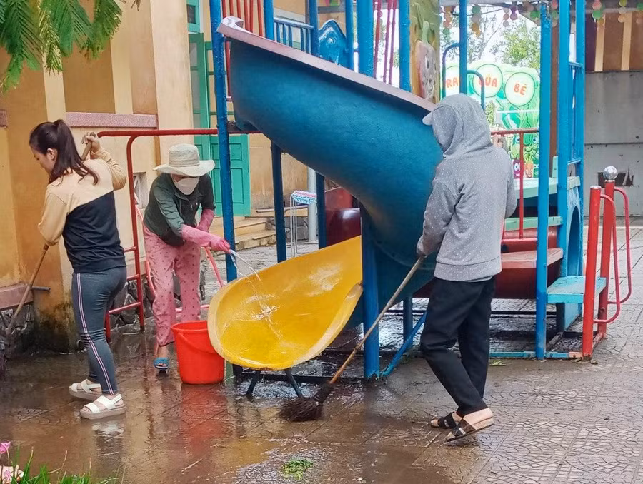 Công việc được tiến hành khẩn trương để kịp cho học sinh trở lại trường học tập đảm bảo vệ sinh vào ngày mai (29/9).