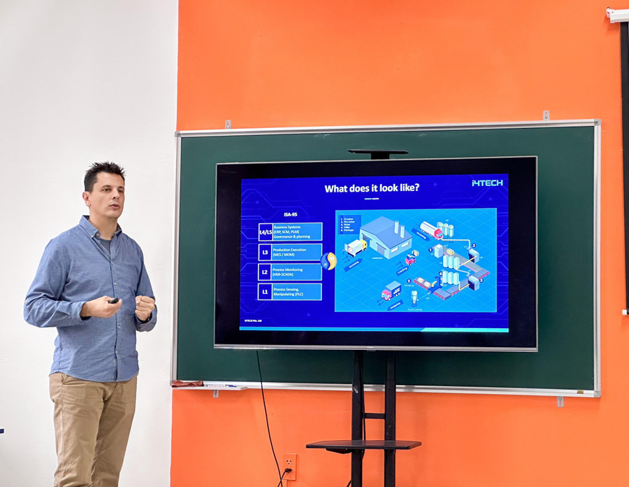 Ông Javier Garcia – Giám đốc điều hành i4TECH trình bày tại Hội thảo với chủ đề: “Hệ thống điều hành và quản lý bằng công nghệ IoT”. Ông Javier Garcia – Giám đốc điều hành i4TECH trình bày tại Hội thảo với chủ đề: “Hệ thống điều hành và quản lý bằng công nghệ IoT”.
