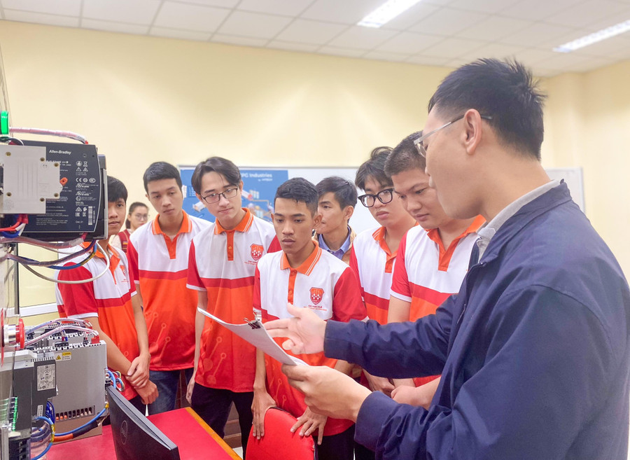 Giảng viên và sinh viên Khoa Kỹ thuật và Công nghệ, Đại học Huế trao đổi tại Hội thảo. Giảng viên và sinh viên Khoa Kỹ thuật và Công nghệ, Đại học Huế trao đổi tại Hội thảo.