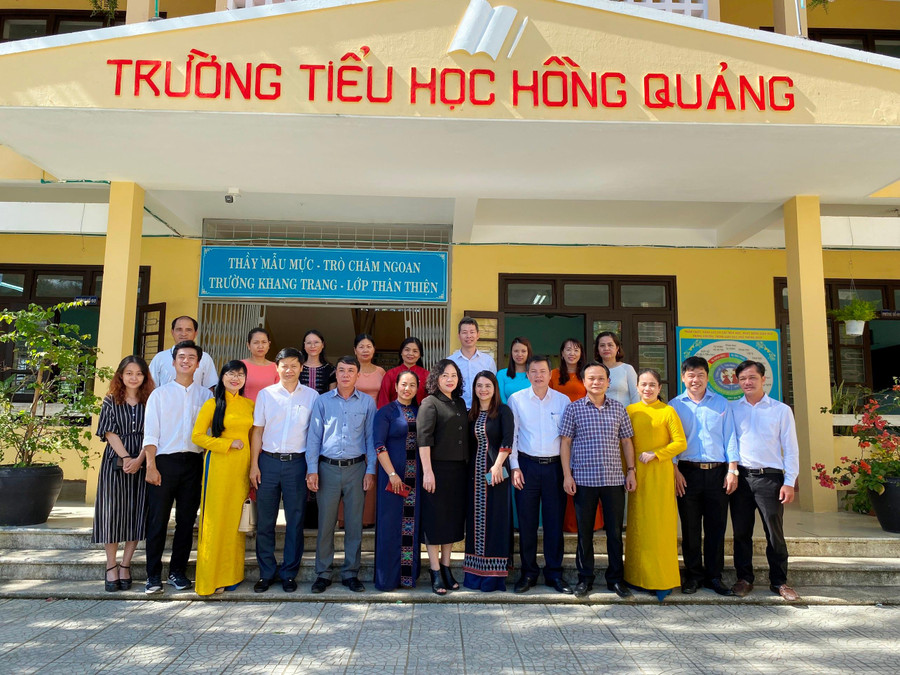 Thứ trưởng Ngô Thị Minh chụp ảnh lưu niệm cùng các thầy cô giáo Trường Tiểu học Hồng Quảng. Thứ trưởng Ngô Thị Minh chụp ảnh lưu niệm cùng các thầy cô giáo Trường Tiểu học Hồng Quảng.