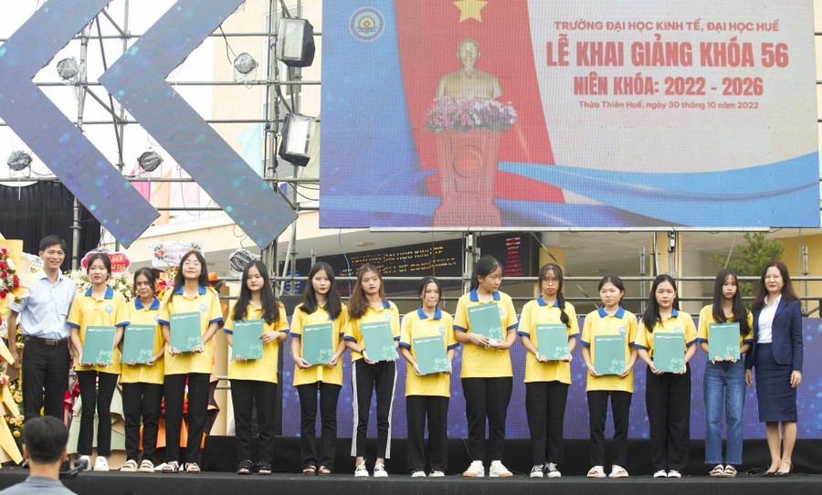 Các nhà tài trợ trao học bổng cho sinh viên Trường Đại học Kinh tế, Đại học Huế. Các nhà tài trợ trao học bổng cho sinh viên Trường Đại học Kinh tế, Đại học Huế.