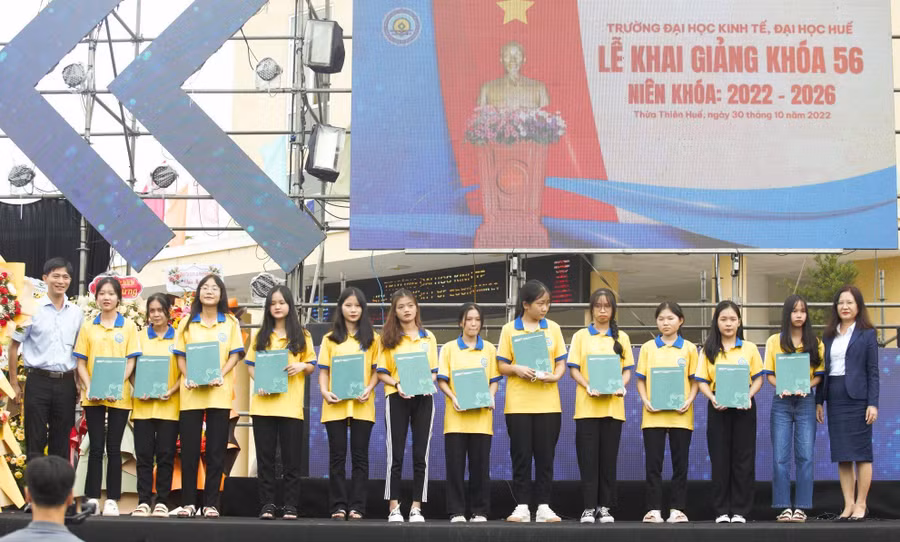 Các nhà tài trợ trao học bổng cho sinh viên Trường Đại học Kinh tế, Đại học Huế.