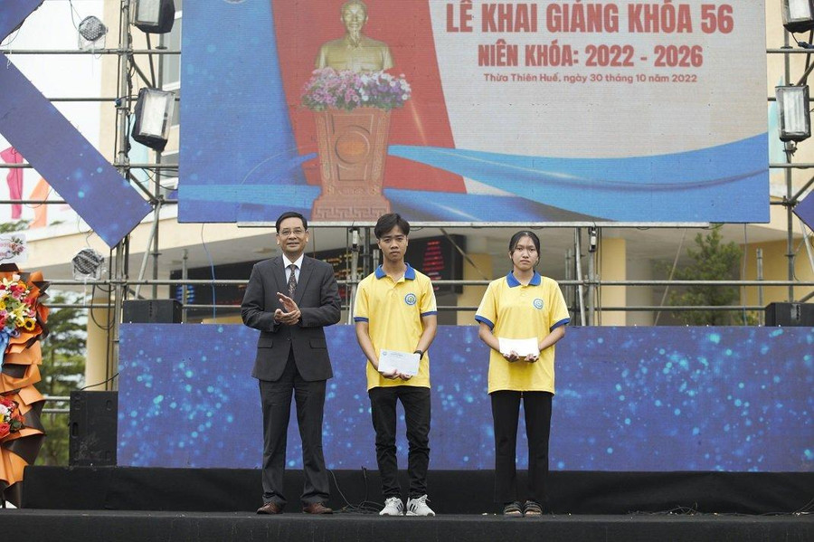 PGS.TS. Trần Văn Hòa - Hiệu trưởng Trường Đại học Kinh tế, Đại học Huế trao học bổng cho các tân sinh viên. PGS.TS. Trần Văn Hòa - Hiệu trưởng Trường Đại học Kinh tế, Đại học Huế trao học bổng cho các tân sinh viên.