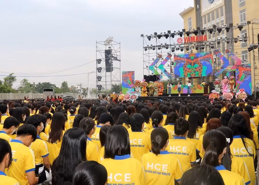 Gần 2.400 tân sinh viên Trường Đại học Kinh tế, Đại học Huế dự lễ khai giảng năm học mới.