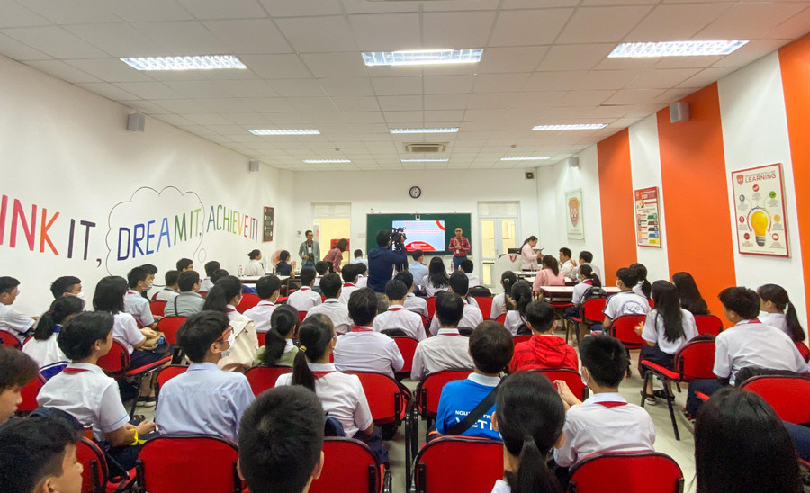 Hoạt động hướng nghiệp thu hút hàng trăm học sinh và giáo viên Trường THCS Nguyễn Tri Phương tham gia. Hoạt động hướng nghiệp thu hút hàng trăm học sinh và giáo viên Trường THCS Nguyễn Tri Phương tham gia.