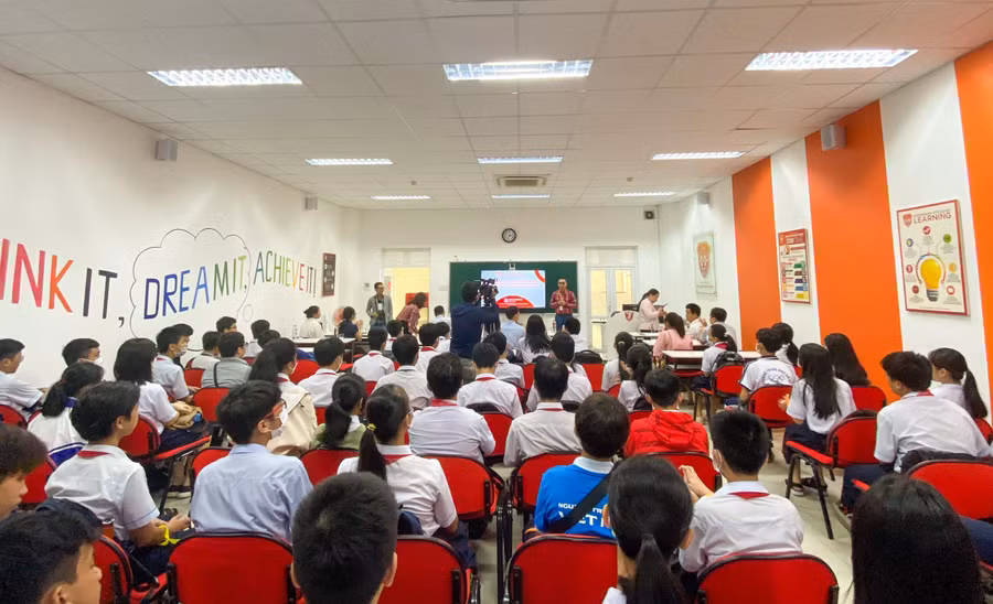 Hoạt động hướng nghiệp thu hút hàng trăm học sinh và giáo viên Trường THCS Nguyễn Tri Phương tham gia. Hoạt động hướng nghiệp thu hút hàng trăm học sinh và giáo viên Trường THCS Nguyễn Tri Phương tham gia.