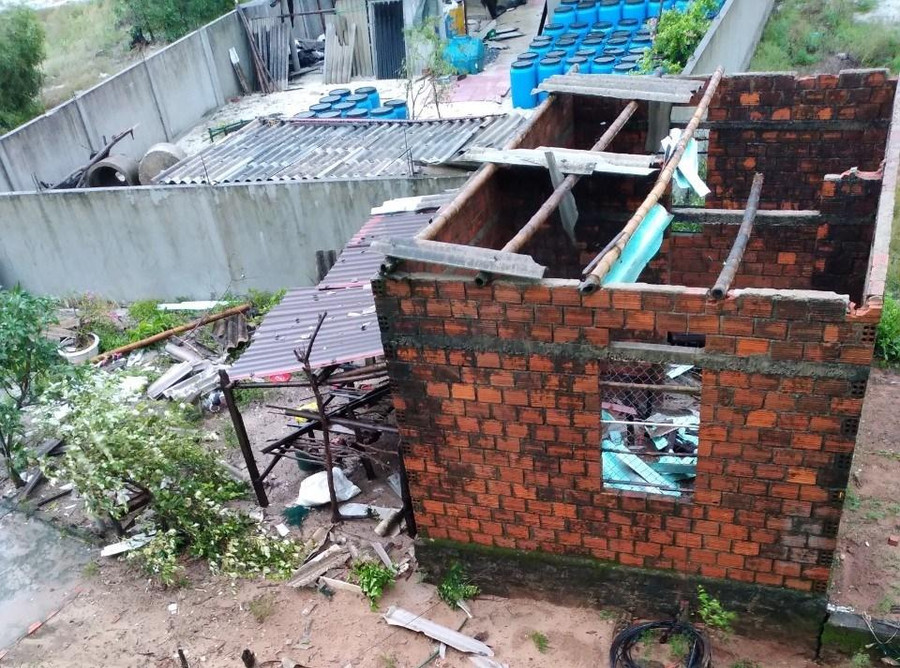 Nhà cô giáo Lê Thị Dùng – GV Trường Mầm non Gio Việt (ở thị trấn Cửa Việt) bị tốc mái hoàn toàn. Nhà cô giáo Lê Thị Dùng – GV Trường Mầm non Gio Việt (ở thị trấn Cửa Việt) bị tốc mái hoàn toàn.