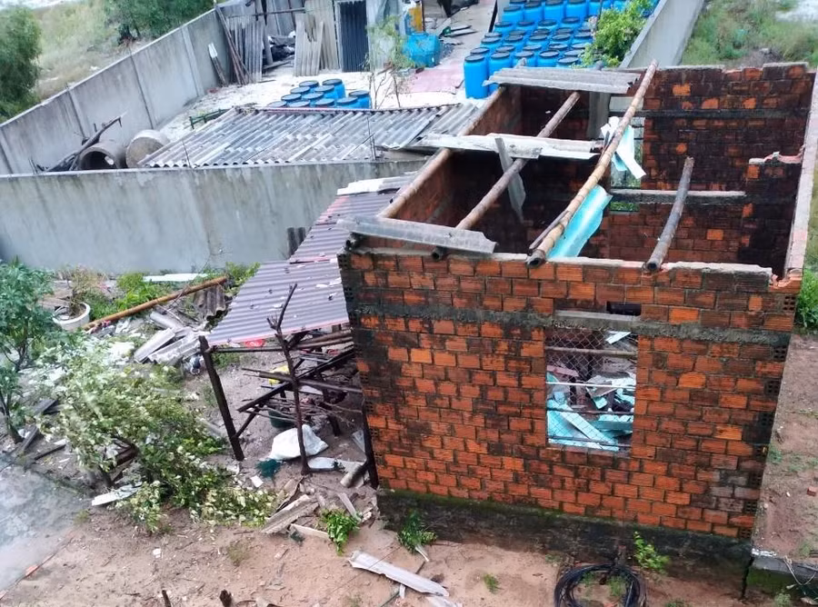 Nhà cô giáo Lê Thị Dùng – GV Trường Mầm non Gio Việt (ở thị trấn Cửa Việt) bị tốc mái hoàn toàn.