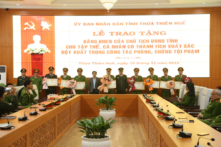 Trao tặng Bằng khen cho các tập thể, cá nhân xuất sắc. Trao tặng Bằng khen cho các tập thể, cá nhân xuất sắc.