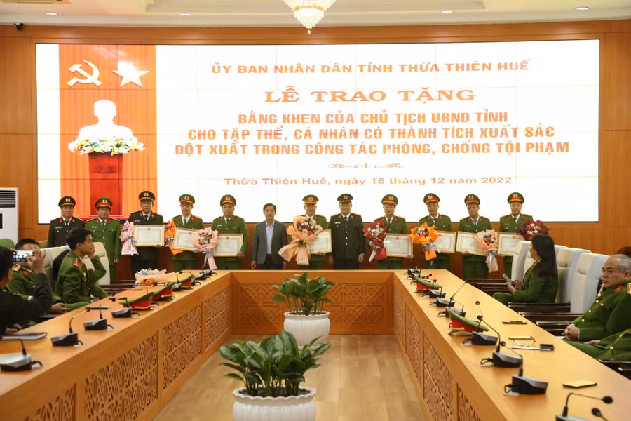 Trao tặng Bằng khen cho các tập thể, cá nhân xuất sắc.