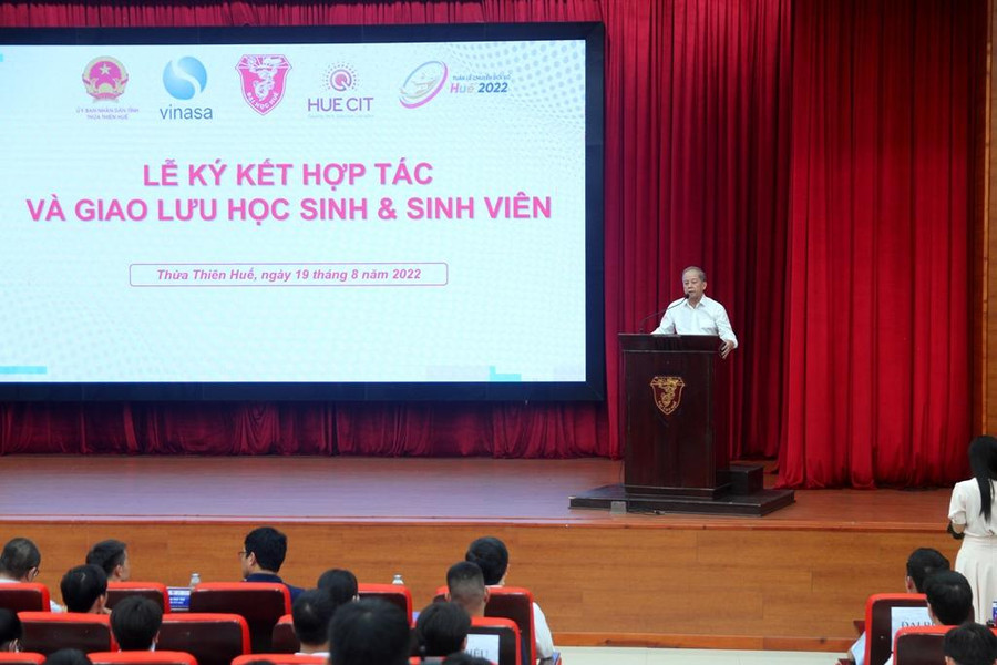 "Nguồn nhân lực chất lượng cao, nhất là nhân lực công nghệ thông tin đang được tỉnh Thừa Thiên - Huế đặc biệt chú trọng" - ông Phan Ngọc Thọ - Phó Bí thư thường trực tỉnh ủy tỉnh Thừa Thiên - Huế nhấn mạnh. "Nguồn nhân lực chất lượng cao, nhất là nhân lực công nghệ thông tin đang được tỉnh Thừa Thiên - Huế đặc biệt chú trọng" - ông Phan Ngọc Thọ - Phó Bí thư thường trực tỉnh ủy tỉnh Thừa Thiên - Huế nhấn mạnh.