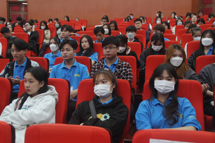 Nhiều SV Đại học Huế đến tham dự và học hỏi kinh nghiệm.