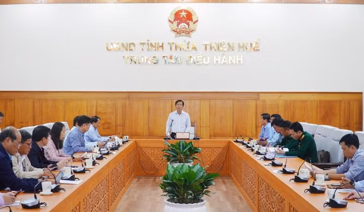 Ông Nguyễn Văn Phương - Chủ tịch UBND tỉnh Thừa Thiên - Huế (đứng) phát biểu tại cuộc họp ứng phó với mưa lũ đã yêu cầu cho học sinh vũng trũng nghỉ học từ chiều 14/10; học sinh toàn tỉnh nghỉ học trong ngày 15/10.
