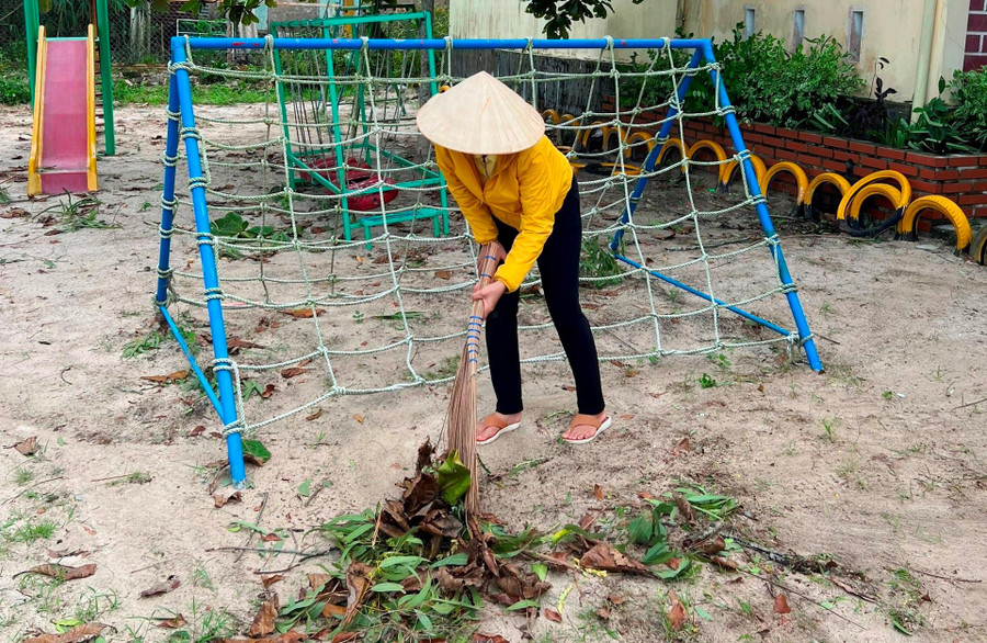 Các giáo viên chia nhau ra dọn ở nhiều khu vực trường học. Các giáo viên chia nhau ra dọn ở nhiều khu vực trường học.