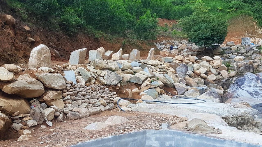 Đá được tập kết về rất nhiều. Việc xây dựng "chui" của ông Bình dường như được chính quyền xã "ngó lơ" trong thời gian gần cả năm qua. Đá được tập kết về rất nhiều. Việc xây dựng "chui" của ông Bình dường như được chính quyền xã "ngó lơ" trong thời gian gần cả năm qua.