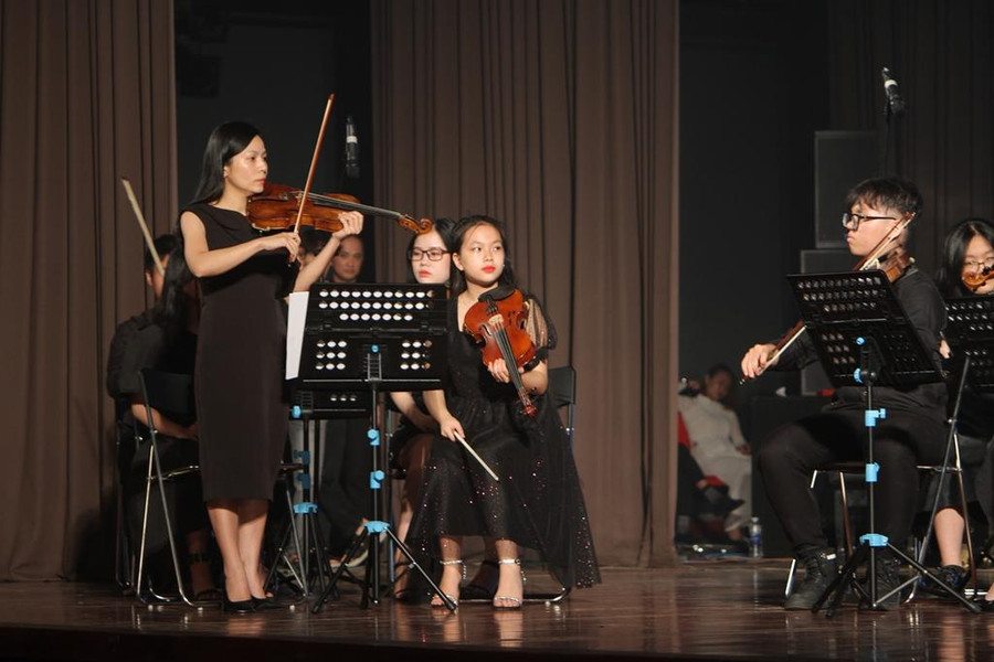 Cô và trò cùng trình diễn.