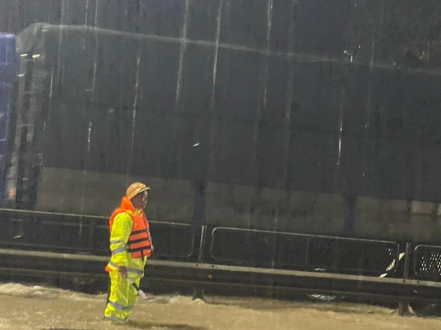 Một chiến sĩ dầm mình giữa "biển" nước lũ trong đêm. Một chiến sĩ dầm mình giữa "biển" nước lũ trong đêm.