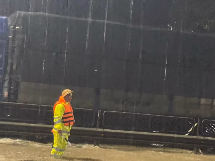 Một chiến sĩ dầm mình giữa "biển" nước lũ trong đêm.